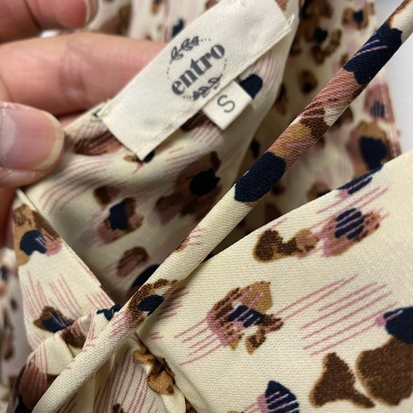 Entro Mod Leopard Print women’s top Blouse size small
Length 25”
Pit to pit 21” - Picture 6 of 7